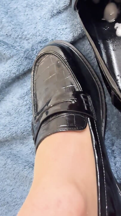 ใช้เท้ากับควยปลอมดิลโด้ยิงน้ําเงี่ยน