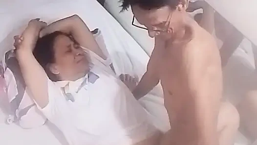 Sie ist sehr nett, ihre muschi zu essen und zu ficken