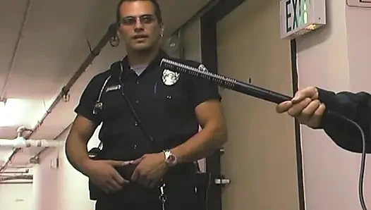 Sarışın genç kız polis tarafından sert sikiliyor - fışkıran orgazm patlaması