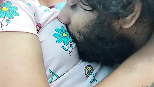 Göğüslerini öpüp göbek yalıyor