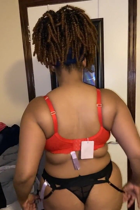Ebony krijgt nieuwe lingerie