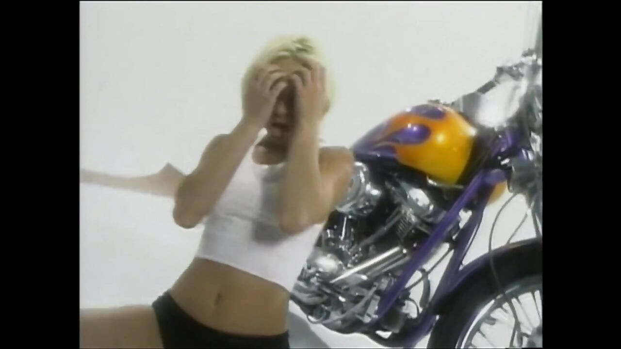 渇いたスラットが激しいアナルを懇願する