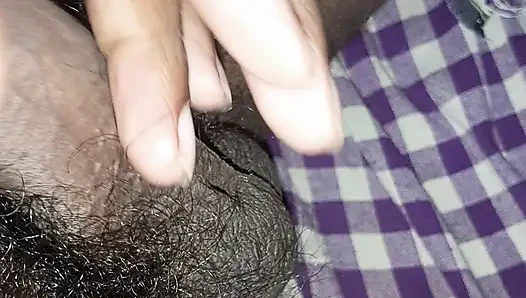 Hintli karım anal ile amcık deliğini sikiyor