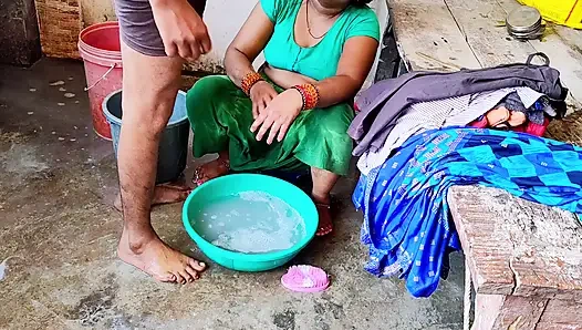 Desi bhabhi ne  bathroom me land chusha