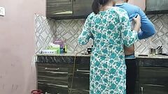 Bonita indiana madrasta buceta e bunda fodida duro por enteado enquanto na cozinha - hindi
