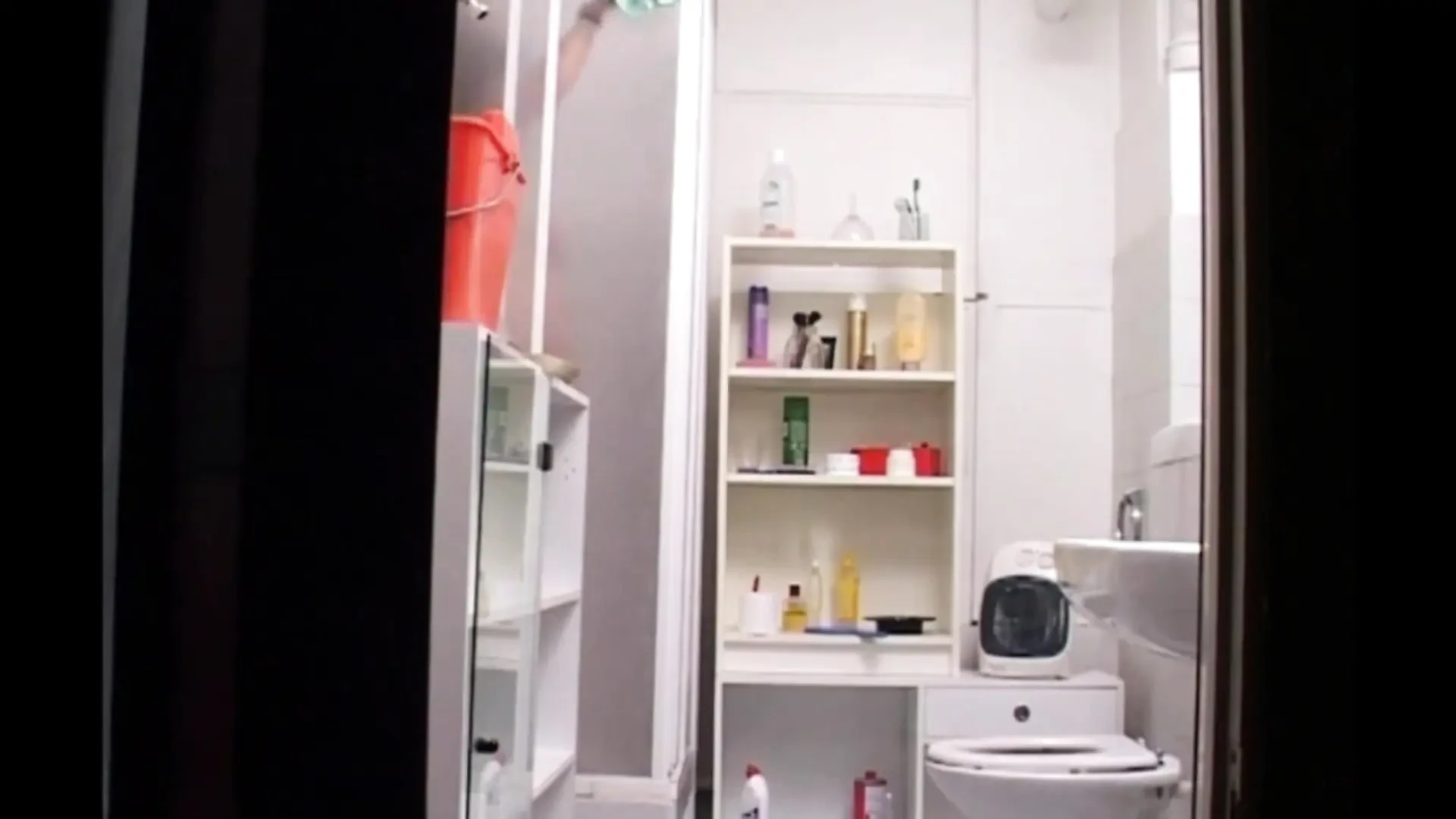 Yah romaniyaee rndi bahut kamuk hai aur bathroom men hastmaithun karti hai