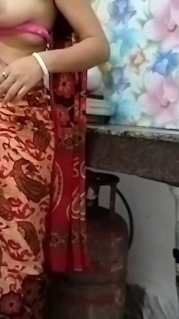 Nezaboravan trenutak iz filma "Nebesko plava indijska žena u sareeju jebe se s kuhinjom u devar ke saath"