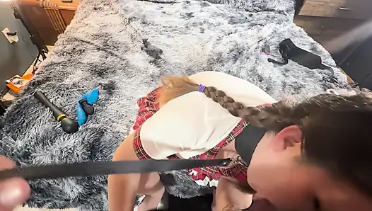 Школьница получает грубый анал