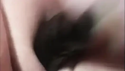 Masturbuje her dildo