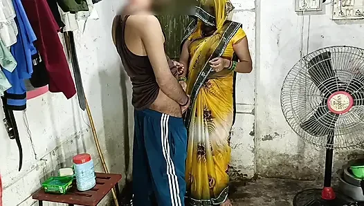 Bhabhi ki chudai, schwager se, als sein Ehemann nicht zu hause war, dann schwägerin wurde nachts im zimmer vergessen und schwiegerbruder ke schwanz chusa ke bhabhi stand und stand auf.