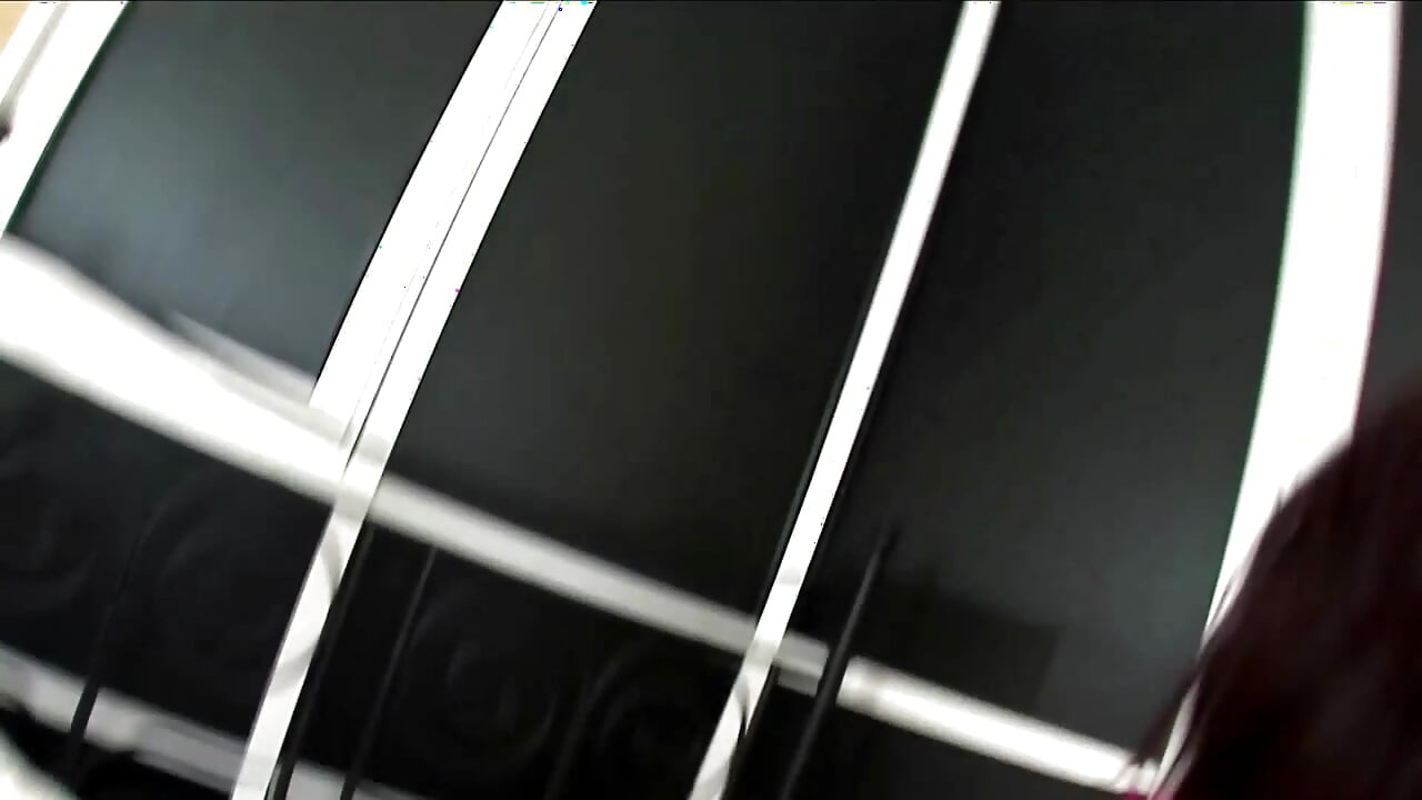 一個豐滿的俄羅斯黑髮蕩婦接受一根大硬實心雞巴