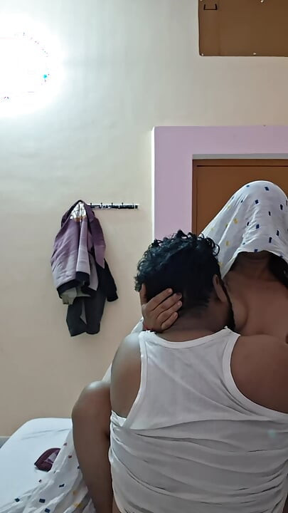 Mama vitregă indiană desi sexy face sex cu soțul ei în camera de hotel