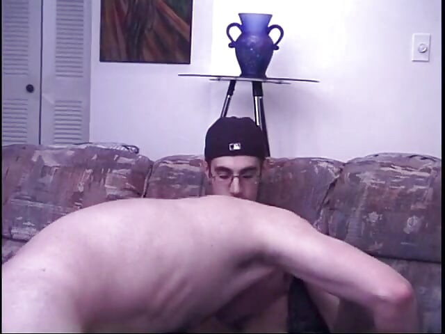Young geeky dude opens his legs wide for his boyfriend to drill his ass