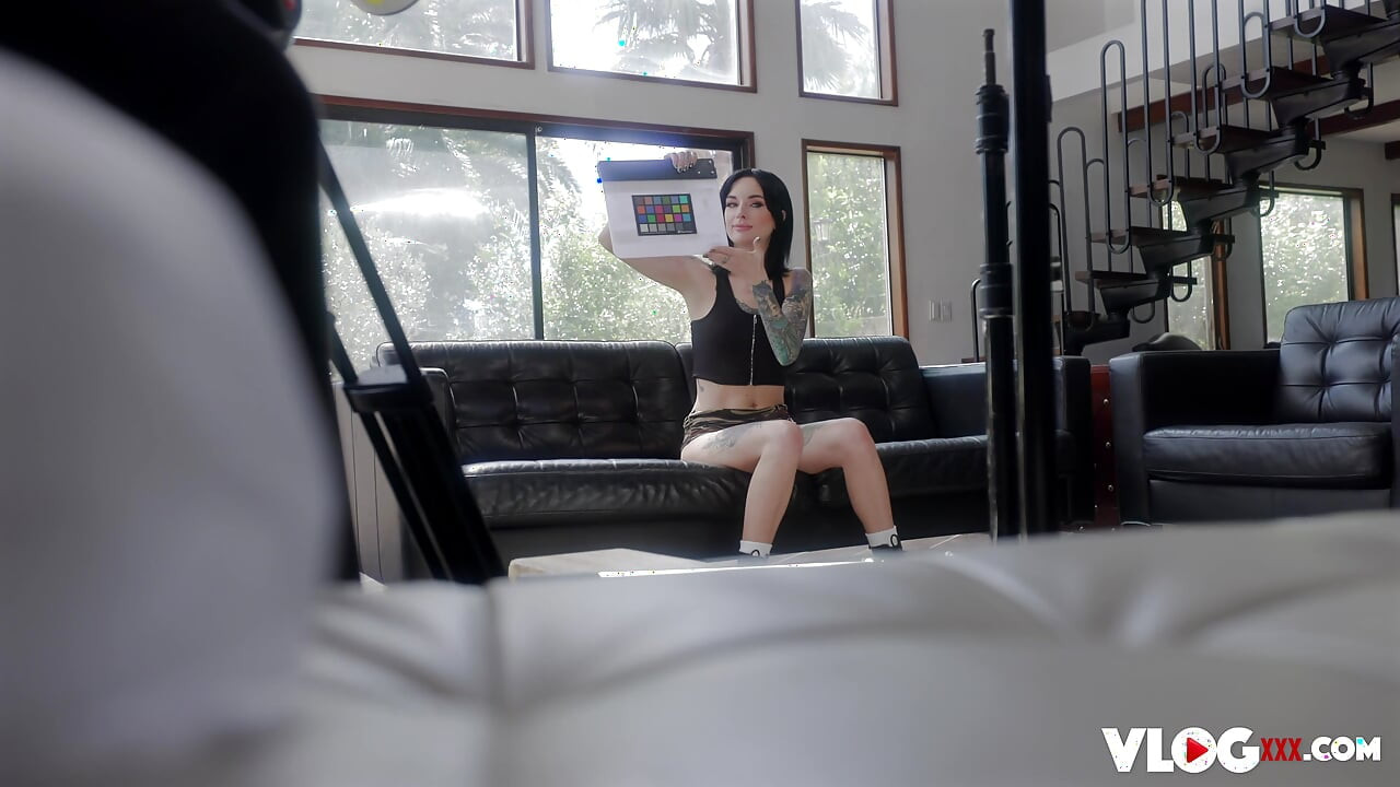 纹身女郎lysagna del ray展示她的BTS色情表演