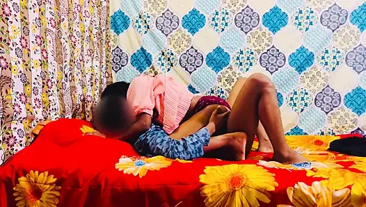 Gadis itu datang ke rumah pacarnya untuk meyakinkannya, tapi pacarnya mergokin dia dan ngentot memeknya buru-buru dan bikin dia menjerit
