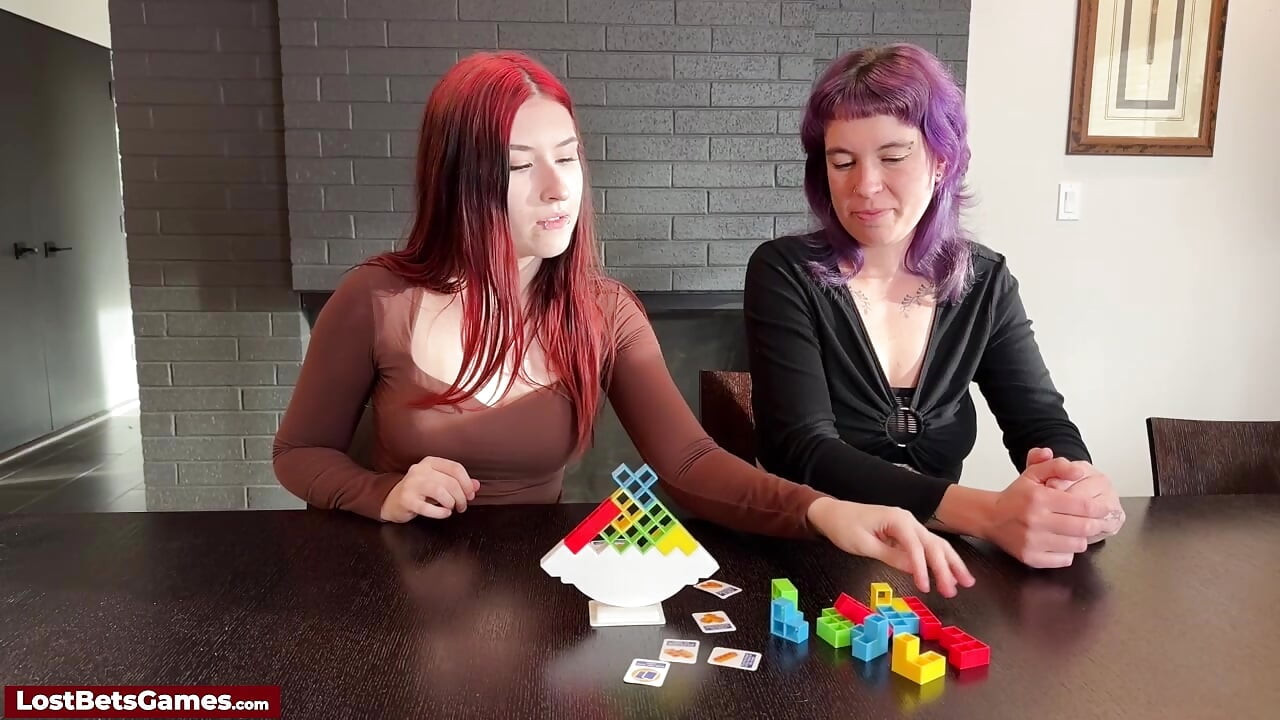 Sexy spielzeug kommt heraus, als das strip-spiel gewonnen ist