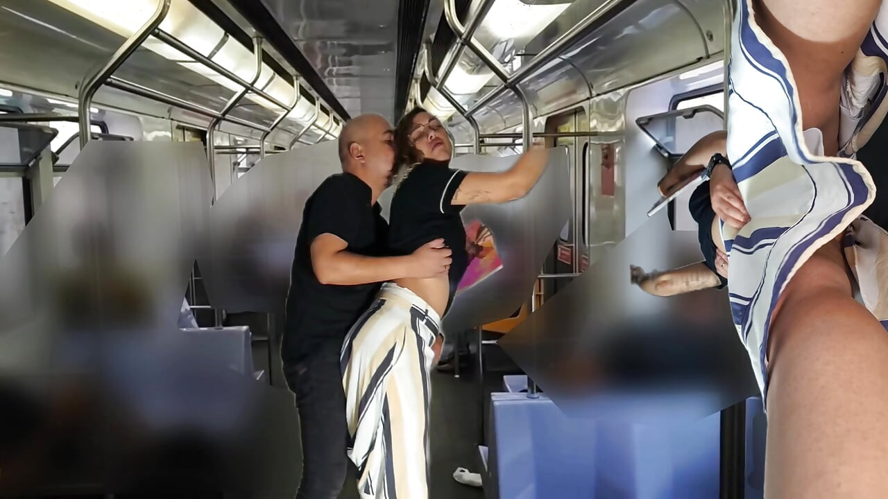 ถูตัวเองระหว่างนั่งรถไฟใต้ดินใต้กระโปรงของเธอ