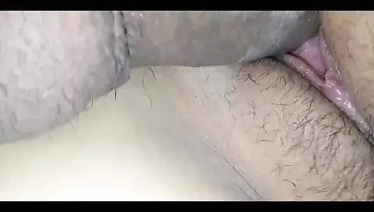 Süße Blonde lutscht Schwanz und fickt am Ende, bis sie ihre reiche, behaarte Muschi voller Sperma hinterlässt.