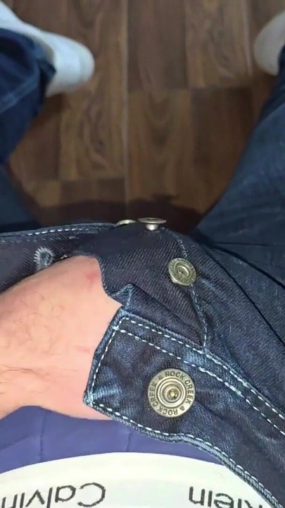 ボスの椅子のドイツ語の声...青いカルバン・クラインのボクサー...チンコはカチカチ...前立腺液が流れている | クリップ 1