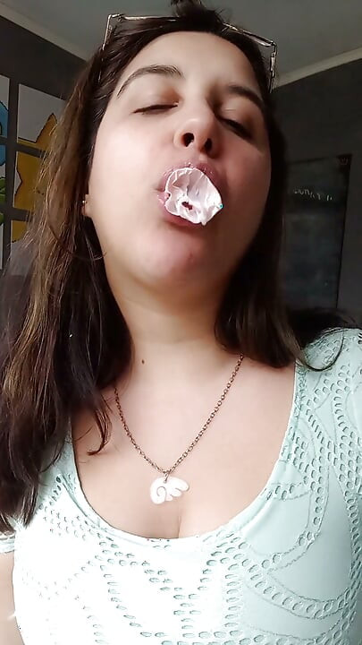 Bubblegum Close up Chew & Blow - Bunny Looner