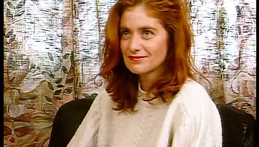 Schönes schätzchen mit kurzen haaren isst beim casting nasse fotze.