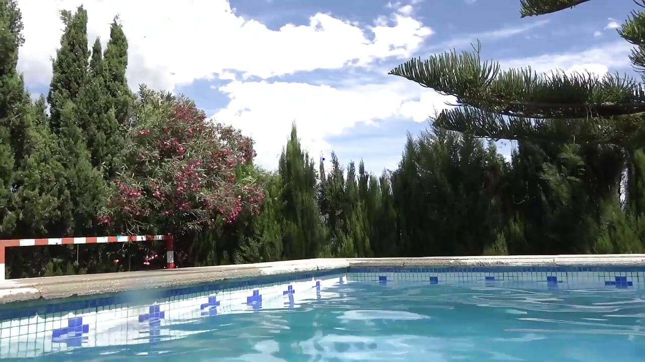 Morena gata com peitos bonitos está mijando na piscina
