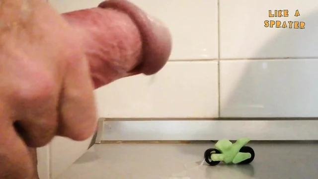 Дрочка и камшот на мотоцикле