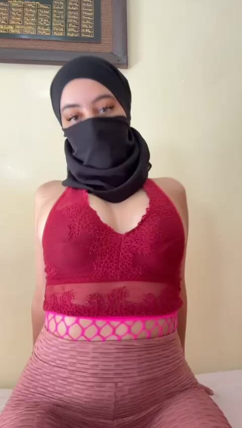 ヒジャブをかぶったイスラム教徒の美女が、柔らかいおっぱいをしごいたり揺らしたりしながら、丸いアラブ人のおっぱいをからかう