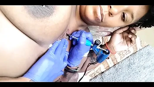 Aku membayar tato dengan seks