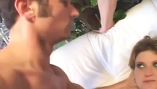 Cewek pelaut nakal ini telan sperma setelah seks threesome ganas