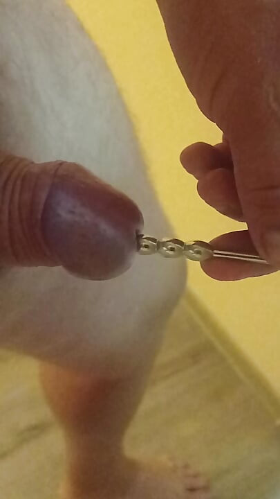 Urine through an 8 mm plug