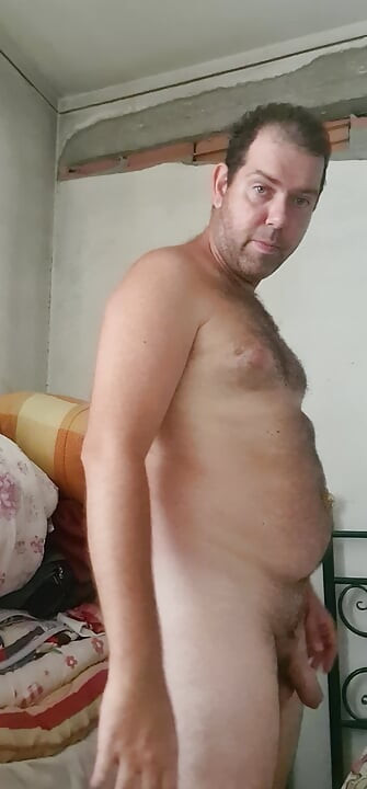 Junge nackt im zimmer
