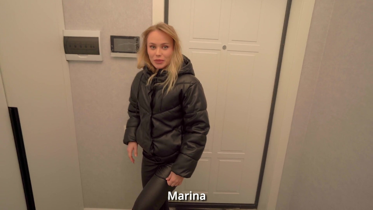 新来的女仆做不好，所以她不得不操她的小穴并在嘴里射精