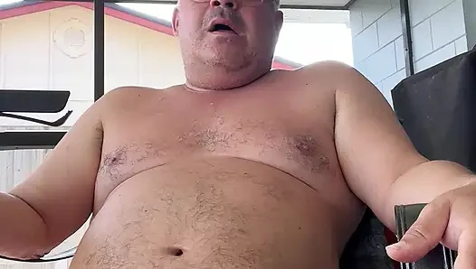 Sabah oturmanın tadını çıkarıyor