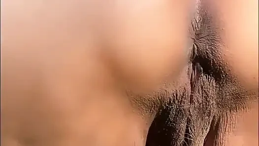 Kıllı amcıklı 72 yaşındaki nine açık havada işiyor