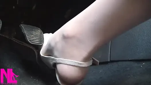 Beyaz çoraplı ve beyaz yüksek dikizlenmiş topuklu sandaletlerle devirme ve çılgın pedal pompalama