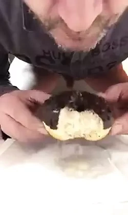 Mangio una ciambella dello sperma