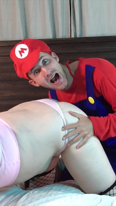 Mario follando chica trans con su hongo