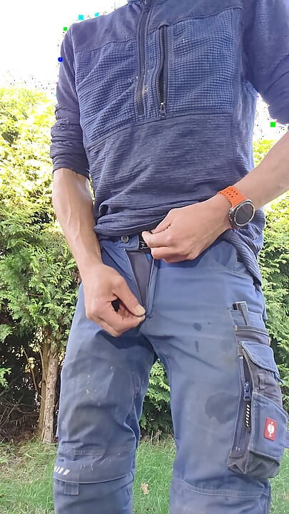 בעל מלאכה רזה צריך בדחיפות להשתין. שתן ענק עלייך נגמר בפרקום...