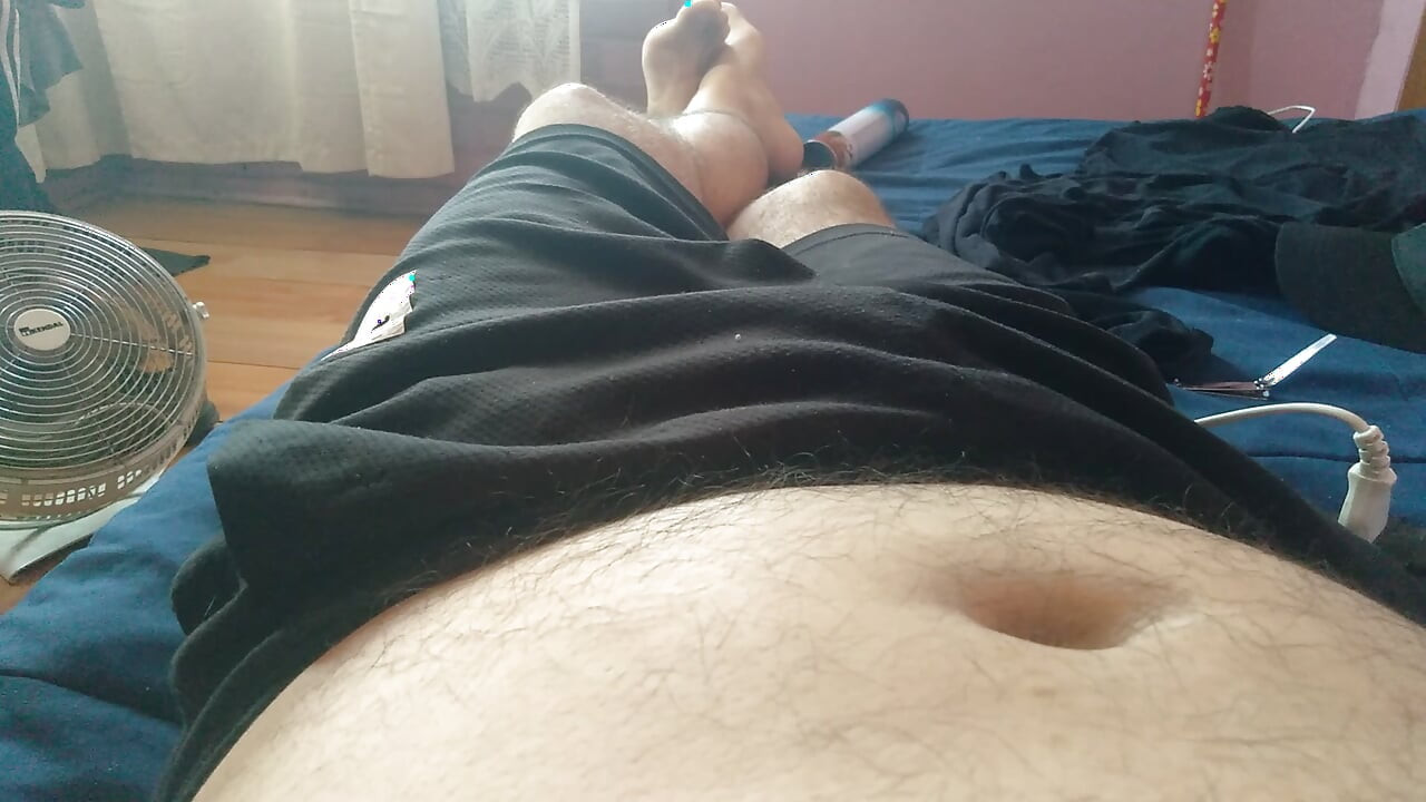 Μοναχικός ομοφυλόφιλος άντρας αναζητά κάποιον να μοιραστεί το τεράστιο πουλί του