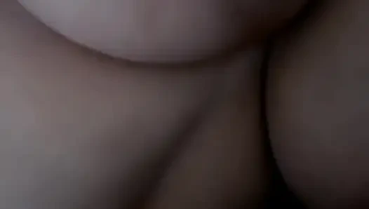 Sert pembe meme uçları ile büyük güzel meme