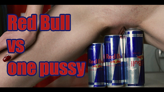 Tiffany cưỡi trên red bull lon và Hãy