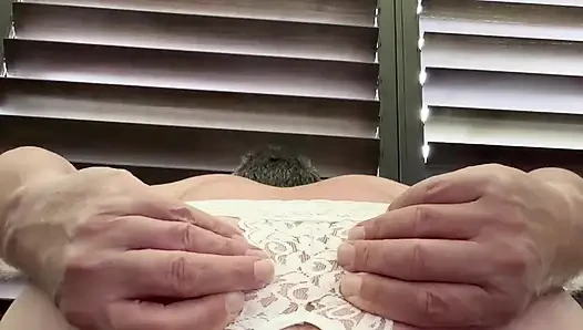 Başka bir çift beyaz külot