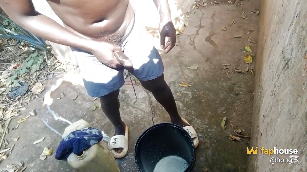 Cara da África se esconde nos banheiros externos dos vizinhos e depois solta gozadas enormes