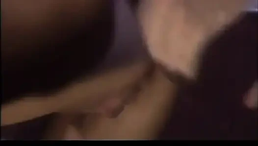 Ateşli sarışın hatun amına sert bir yarak alıyor, kalın bir yüze boşalma