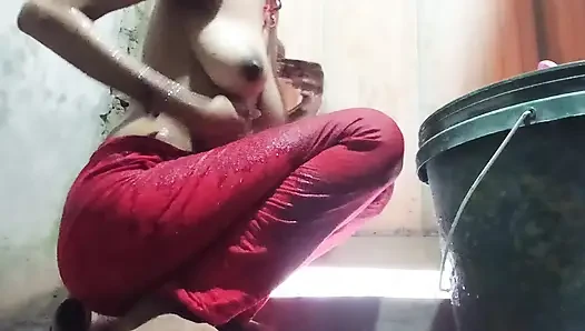 Desi bhabhi nackt badet für ihren liebhaber, zeigt haarige schwarze muschi und dünnen arsch.