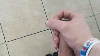Соло-мастурбация в ванной в видео от первого лица