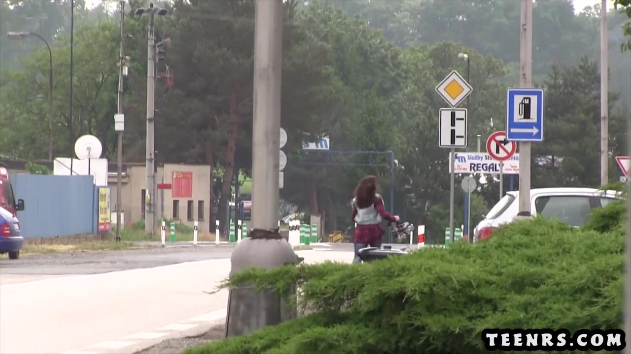 ローラースケート泥棒がディープスロートとファックで警察を脱出