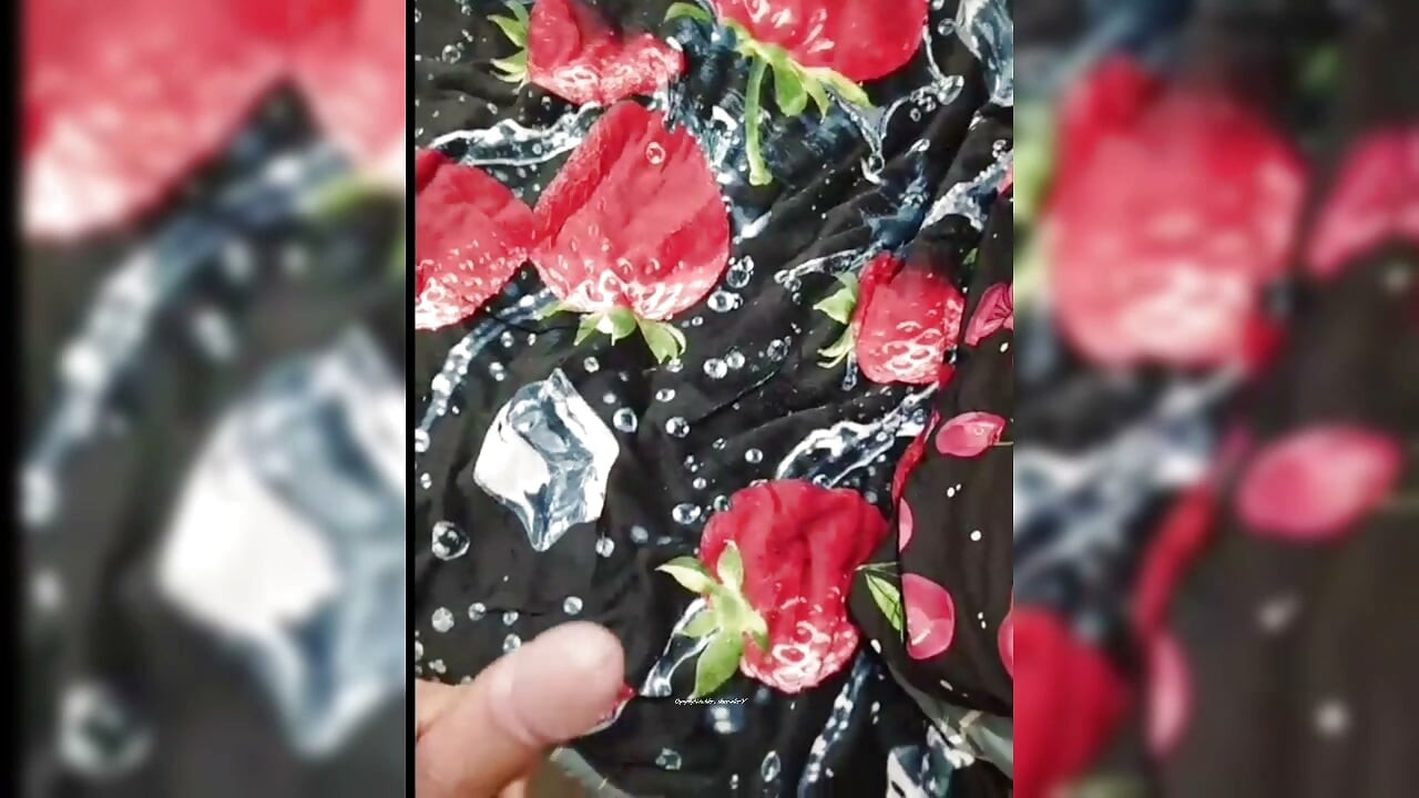 ¡Una MILF dándole placer a una polla preciosa!