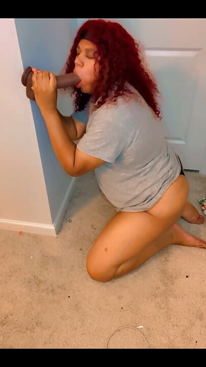 膝をついてBBCディルドをしゃぶる